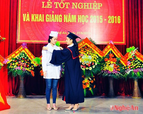 Nghi thức chuyên giao trang phục sinh viên ngành y giữa sinh viên tốt nghiệp và tân sinh viên của Nhà trường