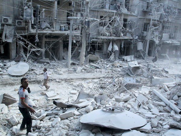 Cảnh đổ nát sau một vụ không kích ở Al-Shaar, Aleppo ngày 17/9. Ảnh: Reuter/TTXVN