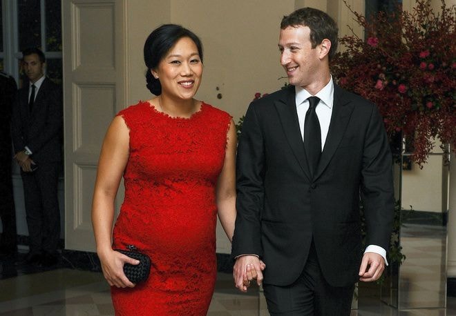 Các vị khách mời như ông chủ Facebook - Mark Zuckerberg (phải), Tổng giám đốc điều hành Apple - Tim Cook và Tổng giám đốc điều hành Microsoft - Satya Nadella, được sắp xếp ngồi ở bàn đầu cùng với ông Obama và ông Tập. Ảnh: Reuters 