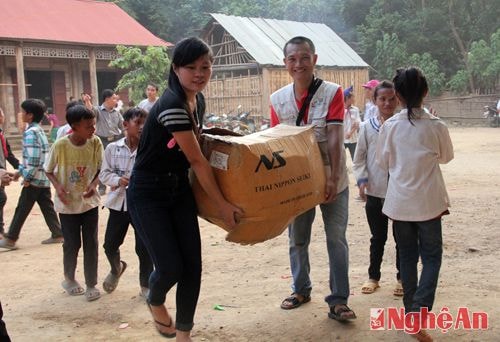 Những phần quà của Câu lạc bộ nhiếp ảnh Việt Nam - Đất nước - Con người mang từ Thủ đô Hà Nội lên với những bản đặc biệt khó khăn của huyện miền núi nghèo Tương Dương.