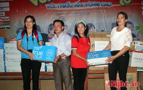 Có gần 600 suất quà, trong đó mỗi suất có sữa, bánh trung thu, đèn ông sao... được mang đến tận các trường học trao tặng.