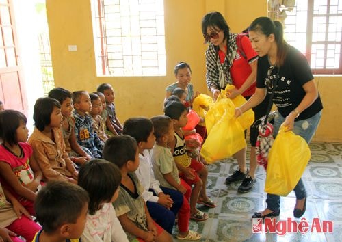 Các em nhỏ nơi đây vốn dĩ đã không đủ ăn, đủ mặc. Trung thu năm nay được vui chơi với những đồ chơi bắt mắt cùng nhữn phần quà ý nghĩa khác.