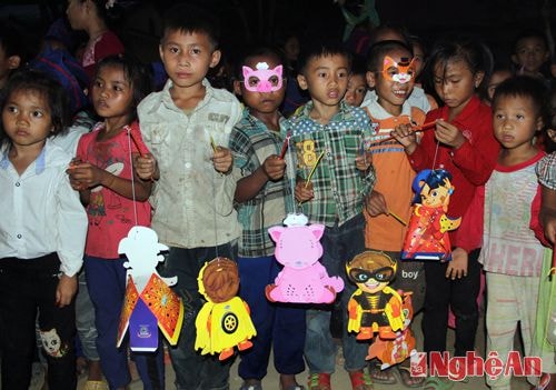 Hầu hết các em nhỏ ở các bản Chà Puông, Minh Hợp, Xốp Cháo... là con em đồng bào dân tộc Khơ Mú, đời sống còn hết sức khó khăn.