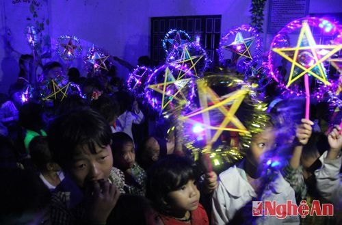 Những chiếc đèn ông sao lung linh trong đêm.