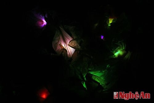 Những gói quà của các em nhỏ ở Lượng Minh nhiều màu sắc lấp lánh trong đêm tối như những phép màu làm nên một điều kỳ diệu nào đó nơi mảnh đất nghèo nơi đây.