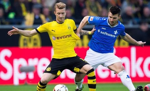 Marco Reus bị kèm chặt ở trận đấu này