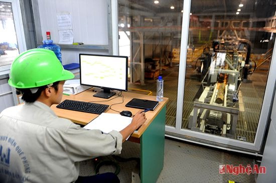 Vận hành dây chuyện chế biến ván ghép thanh tại Nhà máy gỗ Nghệ An. Ảnh: Sỹ Minh
