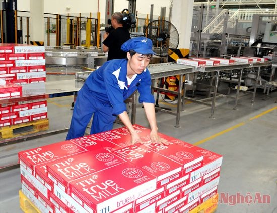Sản xuất tại Nhà máy sữa TH. Ảnh: Châu Lan