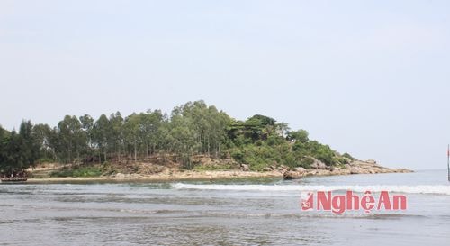 Biển Quỳnh Phương cát trắng, nước trong. Hàng năm thu hút hàng ngàn lượt khách du lịch trong nước, trong tỉnh về tắm biển, thưởng thức đặc sản. Đứng từ đây, phóng tầm mắt ra xa