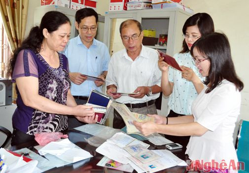 Đoàn giám sát tìm hiểu những khó khăn trong hoạt động của đội ngũ công chứng viên và các loại văn bản, giấy tờ giả được lưu trữ tại Phòng công chứng