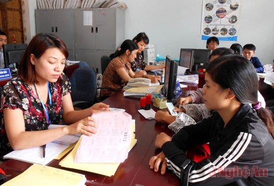 Nhân viên BHXH tỉnh tư vấn về chính sách Bảo hiểm thất nghiệp cho người lao động.