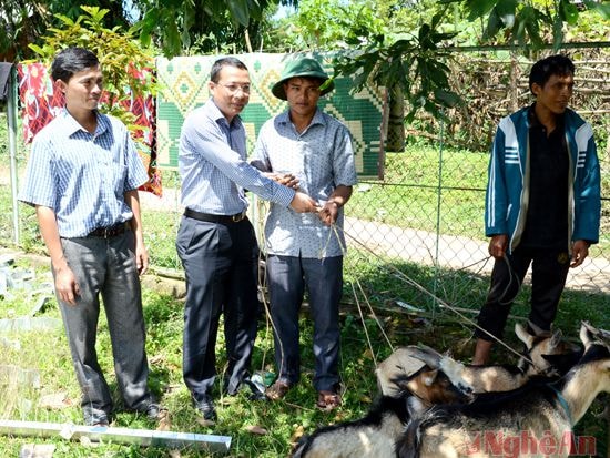 Đồng chí Phạm Hồng Quang, Phó Giám đốc Sở GTVT kiêm Trưởng Ban Chỉ đạo giúp đỡ xã Keng Đu trao dê giống cho các hộ nghèo.