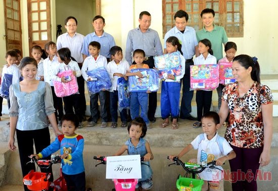 Đoàn công tác Sở Giao thông Vận tải tặng quà học sinh xã Keng Đu.