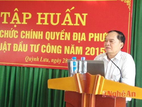 Đồng chí Trần Văn Vinh - Trưởng phòng văn hóa dân tộc HĐND tỉnh phổ biến điều luật mới tại buổi tập huấn