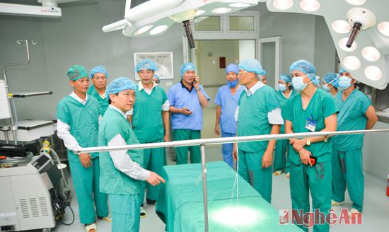 : Đồng chí Đinh Viết Hồng, Phó Chủ tịch Tỉnh Nghệ An cùng đoàn chuyên gia BV Tim Hà Nội tham quan phòng Phẫu thuật tim hở