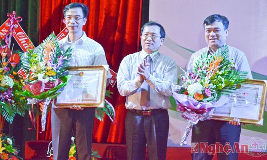 Đồng chí Đinh Viết Hồng trao bằng khen của tỉnh Nghệ An cho các bác sỹ có thành tích xuất sắc.