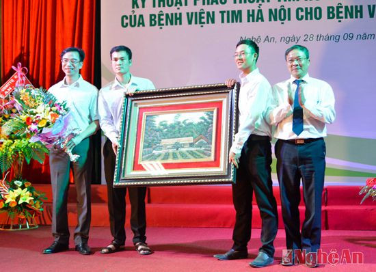 BS CKII. Nguyễn Danh Linh, Giám đốc Bệnh viện Hữu nghị đa khoa Nghệ An tặng quà lưu niệm tới tập thể Bệnh viện Tim Hà Nội