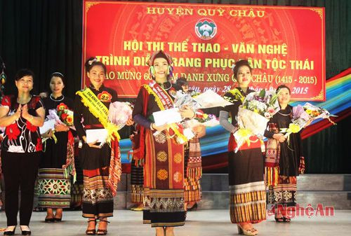 BTC trao giải Nhất cho thí sinh Hoàng Linh Trang - Khối  Thị trấn Tân Lạc