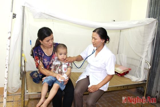Bé Phan Hồng Quân (xóm 7B, xã Hưng Long) bị sốt xuất huyết đang được điều trị tại Trạm Y tế xã.