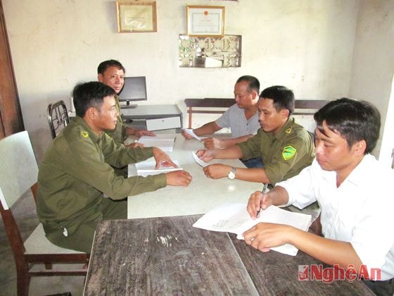 Tổ tự quản và Công an xã Quỳnh Bảng (Quỳnh Lưu) thảo luận  bảo vệ ANTT.