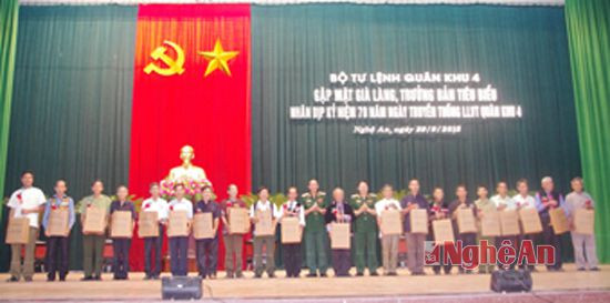BTL Quân khu 4 tặng quà cho 20 già làng, trưởng bản tỉnh Nghệ An.
