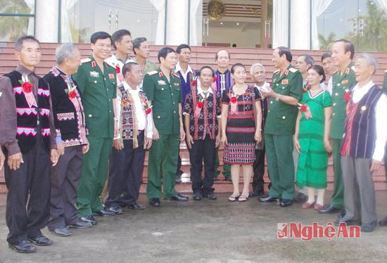 Thủ trưởng Bộ tư lệnh Quân khu 4 trao đổi với các già làng, trưởng bản.