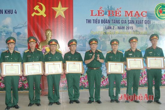 Đại tá Nguyễn Đình Xơn - Chủ nhiệm Hậu cần Quân khu, Phó ban chỉ đạo thi Tiểu đoàn tăng gia sản xuất giỏi lần thứ 2 năm 2015 trao giải khuyến khích cho các đơn vị./.