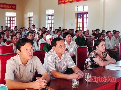 Đại biểu tham gia buổi tiếp xúc cử tri