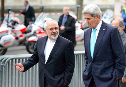 Ngoại trưởng Mỹ John Kerry (phải) và người đồng cấp Iran Mohammad Javad Zarif