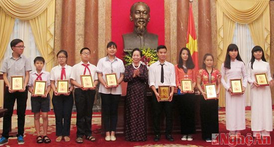 Phó Chủ tịch nước Nguyễn Thị Doan tặng ảnh chân dung Bác Hồ cho các em HS, SV;