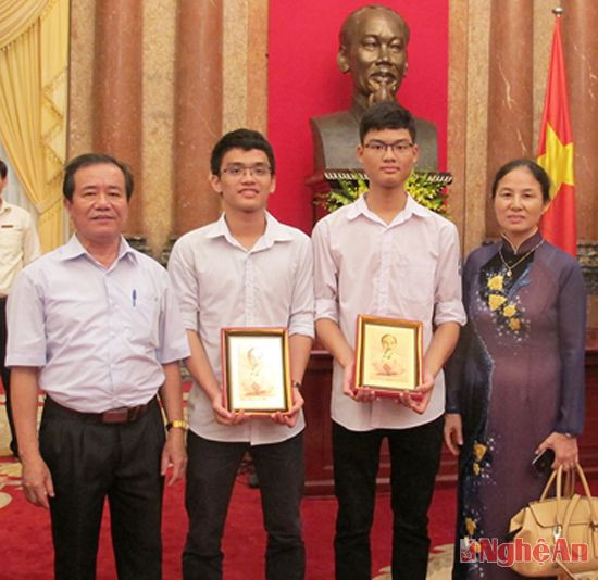 Hai em Vũ Quốc Trung, Hoàng Anh Tài – HCV, HCB Toán quốc tế cùng cán bộ Hội Khuyến học Nghệ An và Thái Bình