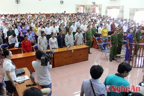 Toàn cảnh hội trường trong buổi xét xử vụ án tại bản Phồng.