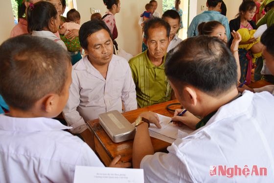 Cán bộ Quân y BĐBP Nghệ An khám bệnh cho người dân bản Nậm Táy, cụm bản Viêng Phăn, huyện Sầm Tớ (Lào).