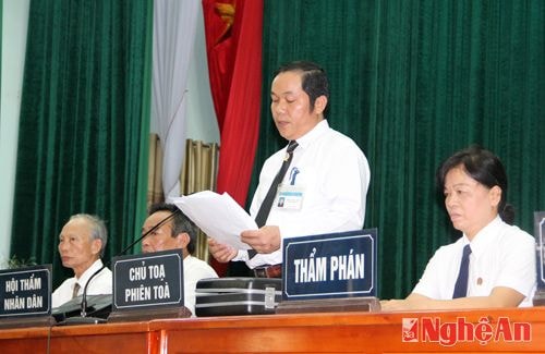 Thẩm phán Trần Ngọc Sơn tuyên án tử hình đối với bị can Vi Văn Hai.