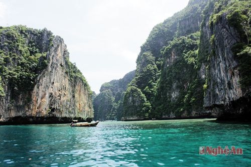 Phi Phi là cụm đảo nổi cách Phu Ket hơn 50 km người dân bản địa luôn muốn ví đâyb là