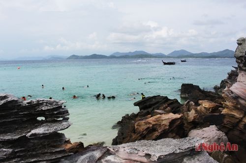 Những hòn đảo rất nhỏ trên vịnh Phu Ket cũng được tận dụng khai thác phục vụ du lịch