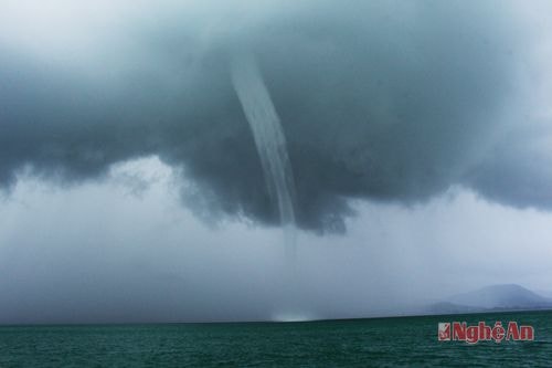 Càng đến gần vòi rồng càng lớn và nó tạo ra sự hấp dẫn của chuyến đi