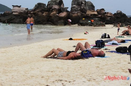 Nhiều du khách chọn bãi cát phẳng để tắm nắng