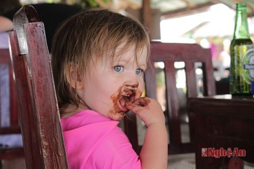Một bé gái theo bố mẹ đi du lịch