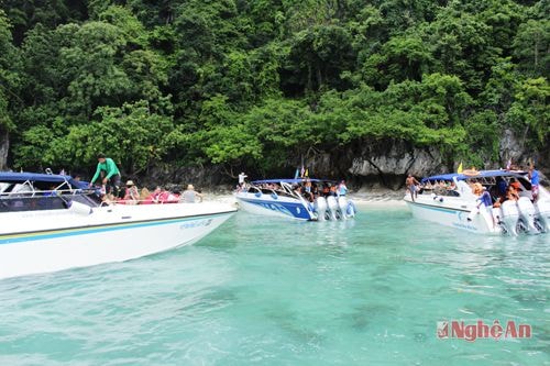 Ở Phu Ket dễ có đến cả nghìn du thuyền và tàu cao tốc phục vụ du lịch biển đảo
