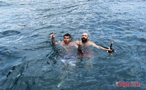 Phút giây sảng khoái của 2 du khách đến từ Argentina