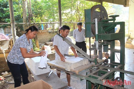 Làm hương trầm tại hộ anh Đoàn Doãn Thắng ở khối 1, Thị trấn Tân Lạc (Quỳ Châu).Ảnh: N. Sơn