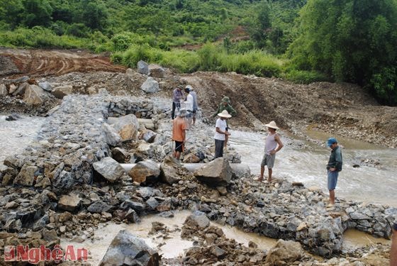 Kè đá chống sạt lở ở xã Tri Lễ (Quế Phong).