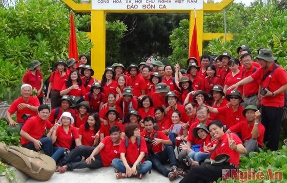 l Đoàn công tác từ đất liền trước đảo Sơn Ca (Trường Sa).