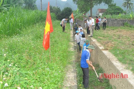 Lãnh đạo Sở Nông nghiệp và UBND huyện Tân Kỳ trực tiếp nạo vết kênh mương thủy lợi