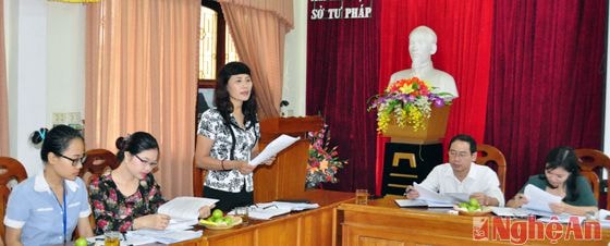 Bà Nguyễn Thị Quế Anh - Phó Giám đốc Sở Tư pháp báo cáo công tác quản lý nhà nước đối với các văn phòng công chứng trên địa bàn tỉnh