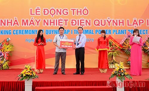 Dịp này, Tập đoàn Công nghiệp Than - Khoáng sản Việt Nam ủng hộ 200 triệu đồng cho Quỹ vì người nghèo của Thị xã Hoàng Mai.