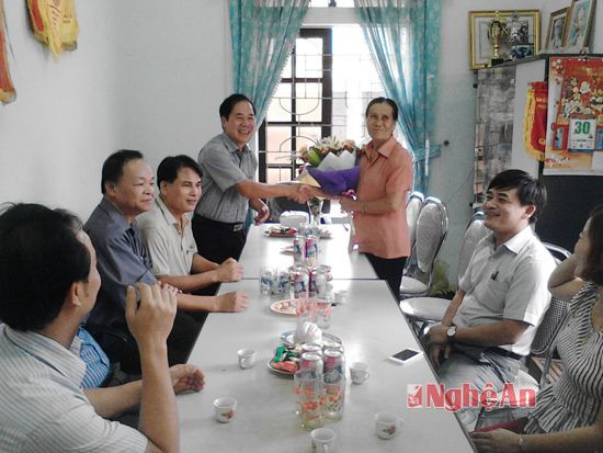  Lãnh đạo huyện Quỳnh Lưu chúc mừng Hội người cao tuổi nhân dịp kỷ niệm ngày