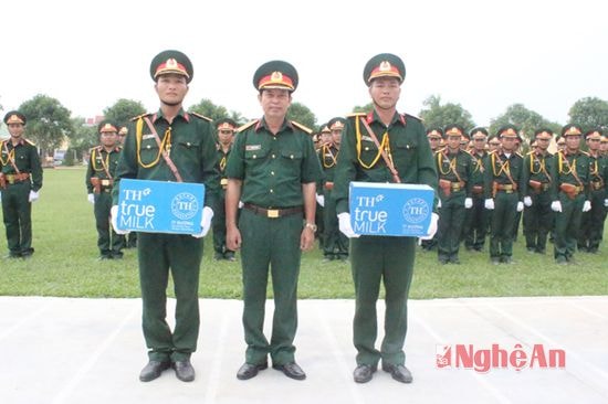  Đại tá Lương Hồng Phong  tặng quà động viên khối nam sỹ quan tham gia K70.