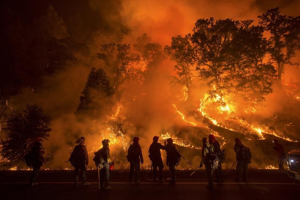 Trận cháy rừng có tên gọi Valley Fire thiêu rụi những ngọn đồi dọc đường cao tốc tại bang California, Mỹ hôm 13/9, khiến Thống đốc bang phải ban bố tình trạng khẩn cấp tại nhiều khu vực.